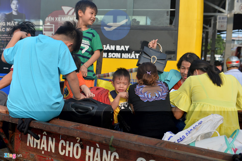 Tàu hỏa, xe khách chật cứng hành khách trở lại thành phố sau nghỉ lễ